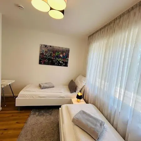 Kj Ferienwohnung Im Zentrum-balkon-pool-garage-wifi