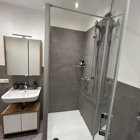 Apartment Kj Ferienwohnung Im Zentrum-balkon-pool-garage-wifi