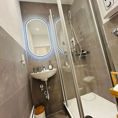Kj Ferienwohnung Im Zentrum-balkon-pool-garage-wifi Apartment Augsburg