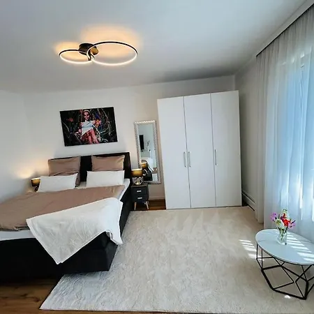 Kj Ferienwohnung Im Zentrum-balkon-pool-garage-wifi