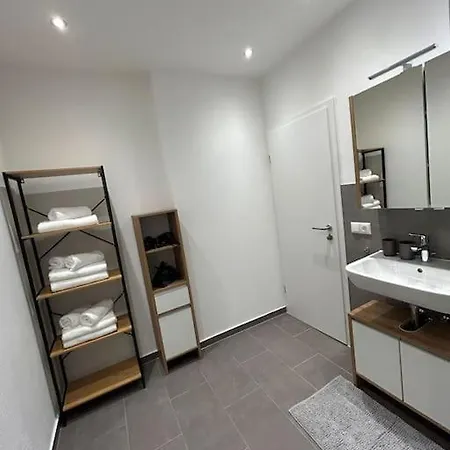 Kj Ferienwohnung Im Zentrum-balkon-pool-garage-wifi