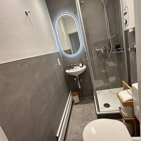 Kj Ferienwohnung Im Zentrum-balkon-pool-garage-wifi