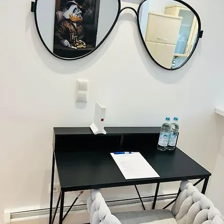 Kj Ferienwohnung Im Zentrum-balkon-pool-garage-wifi Apartment
