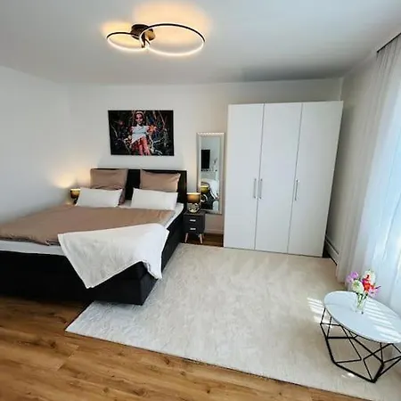 Kj Ferienwohnung Im Zentrum-balkon-pool-garage-wifi Apartment *