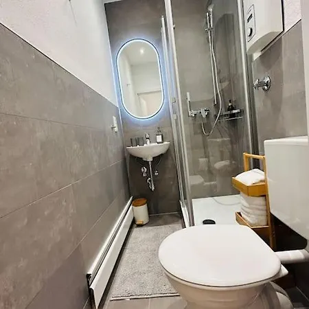 Kj Ferienwohnung Im Zentrum-balkon-pool-garage-wifi *