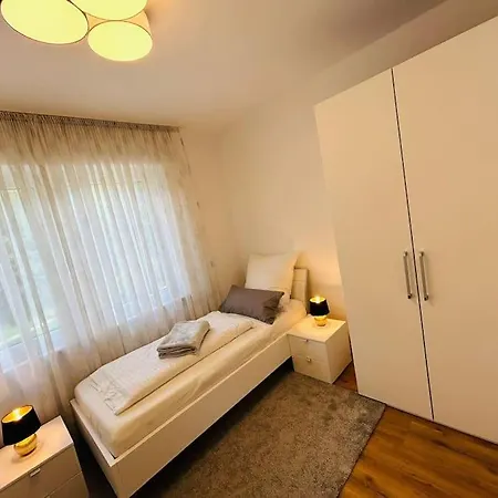 Kj Ferienwohnung Im Zentrum-balkon-pool-garage-wifi Apartament