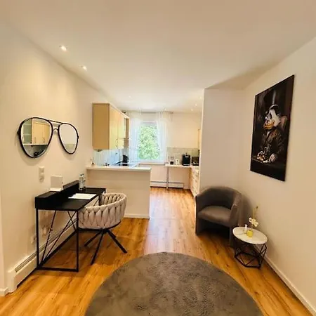 Kj Ferienwohnung Im Zentrum-balkon-pool-garage-wifi Apartment *