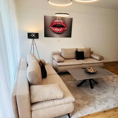 Kj Ferienwohnung Im Zentrum-balkon-pool-garage-wifi Apartment *