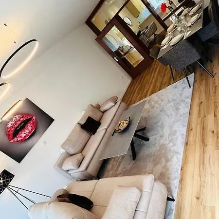 Kj Ferienwohnung Im Zentrum-balkon-pool-garage-wifi Apartment Augsburg